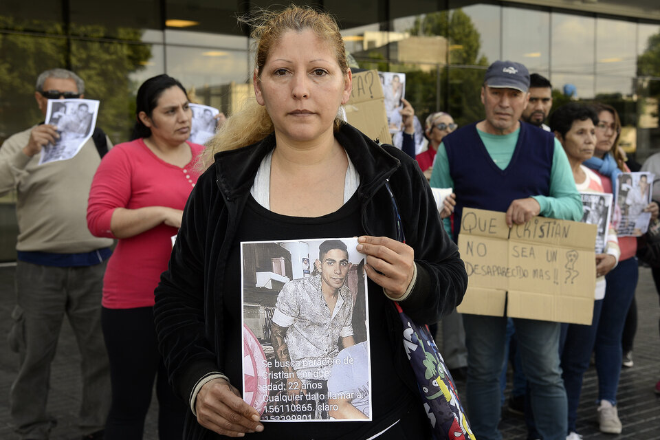 Ayer la familia y vecinos se movilizaron al Centro de Justicia Penal para pedir que lo busquen. (Fuente: Andres Macera)