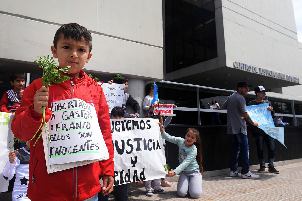 Familiares de Tévez y Aranda, en el Centro de Justicia Penal. (Fuente: Sebastián Granata)