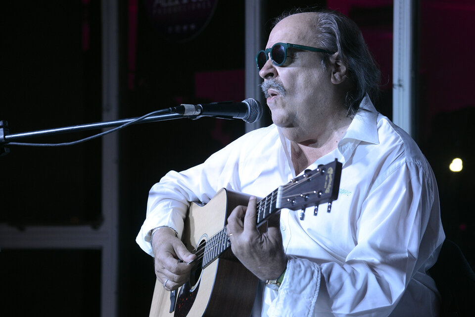 En el acto que declaró Cuna del Rock a Rosario, el justo homenajeado fue Litto Nebbia. (Fuente: Andres Macera)