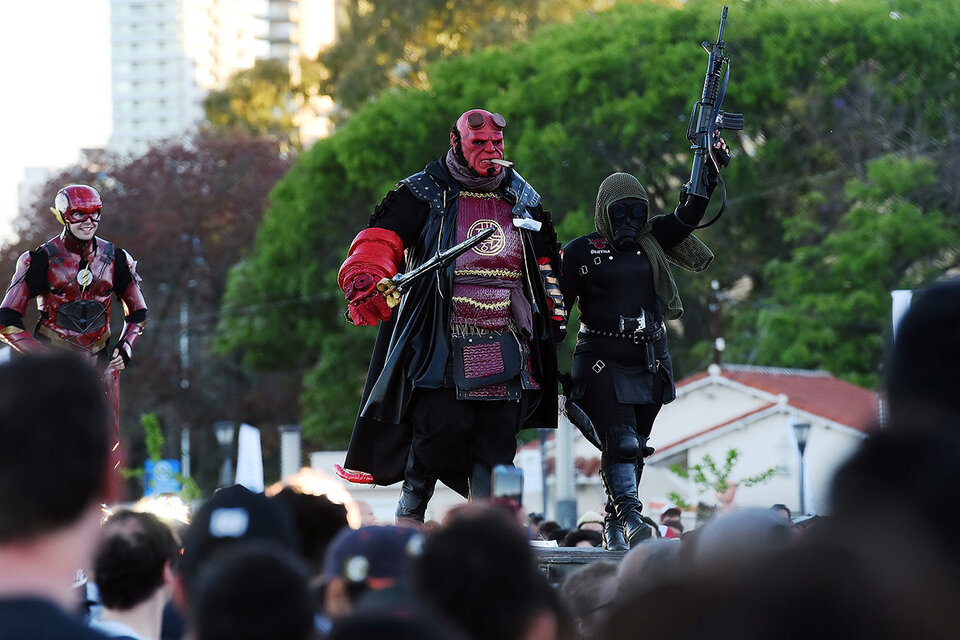 El tradicional desfile de personajes volverá corporizar historias de tinta junto al Paraná. (Fuente: Sebastián Granata)