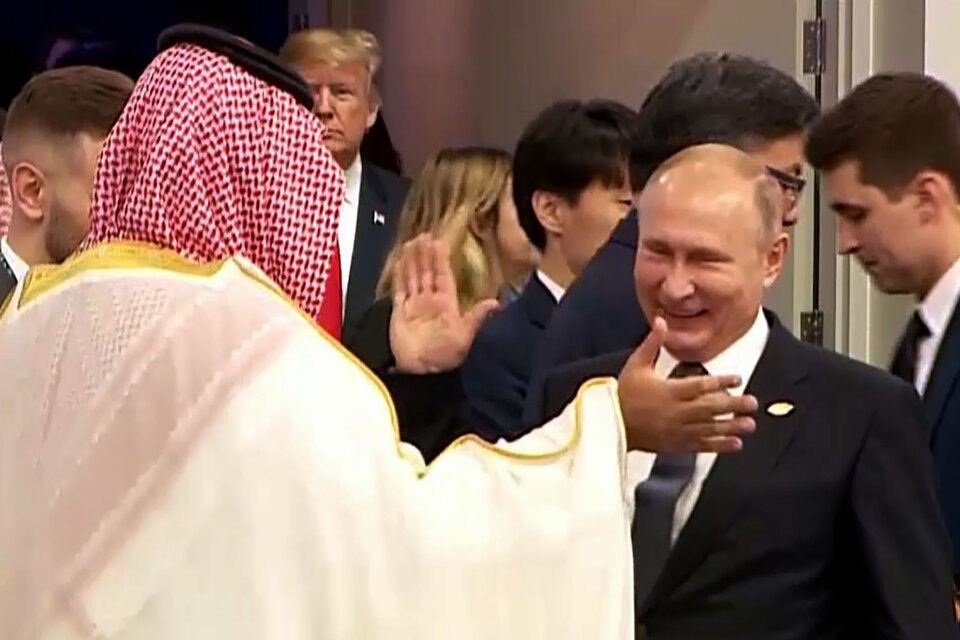 Putin y el príncipe, a la izquierda, en el arranque de la cumbre en Buenos Aires. (Fuente: AFP)