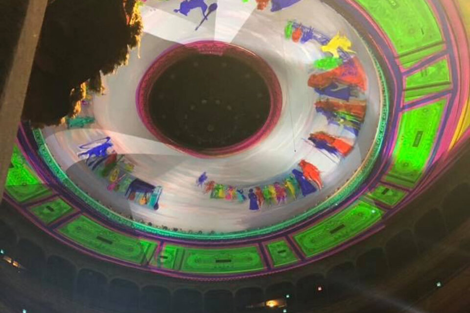 La cúpula del Colón, con los colores alterados por las luces. (Fuente: Captura de pantalla)