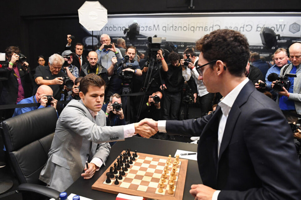 Carlsen (izquierda) recibe el saludo de Caruana en Londres. (Fuente: EFE)
