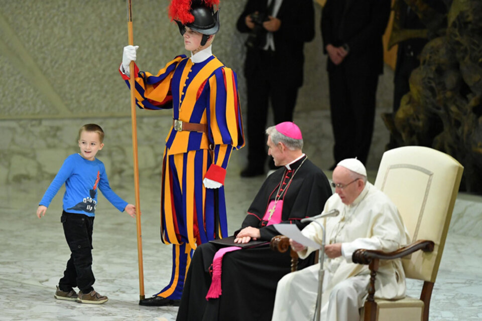 El pequeño Wenzel Eluney juega mientras el Papa lee. (Fuente: EFE)