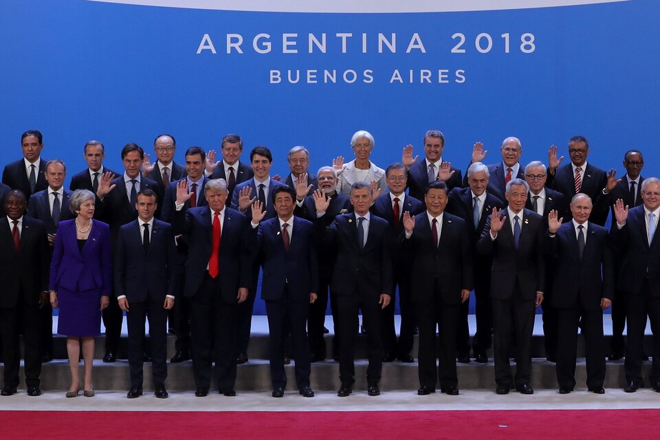 Macri rodeado por los líderes a los que en sumayoría no reconoce sin un papel. (Fuente: EFE)