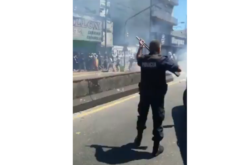Los policías se encargaron de filmar la represión en José León Suárez. (Fuente: Twitter)