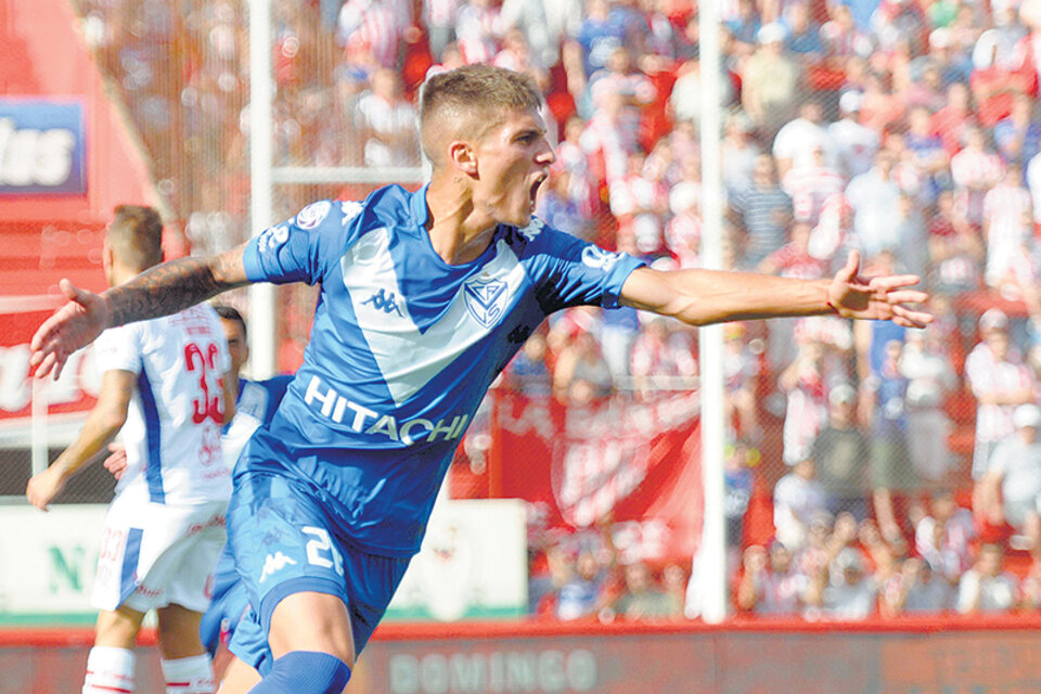 Domínguez grita su gol, el primero de Vélez, cuando se jugaban apenas doce minutos.