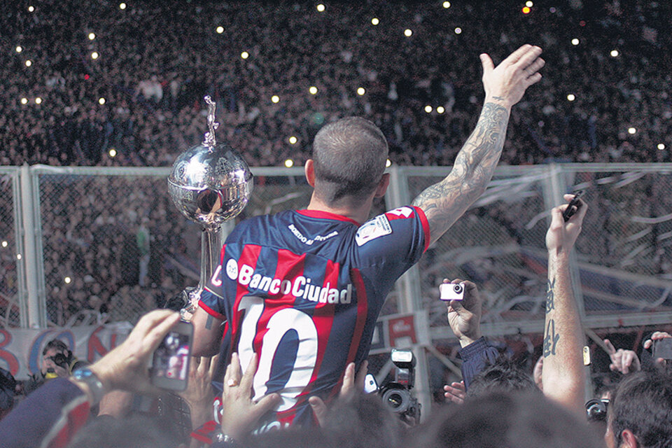 Romagnoli levanta la Copa Libertadores ganada por el club en 2014.