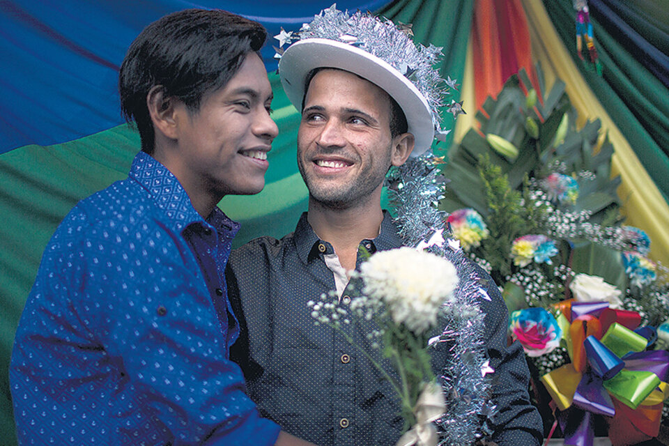 Erick Duran y Pedro Pastor se abrazan, momentos antes de casarse (Fuente: Simone Dalmasso)