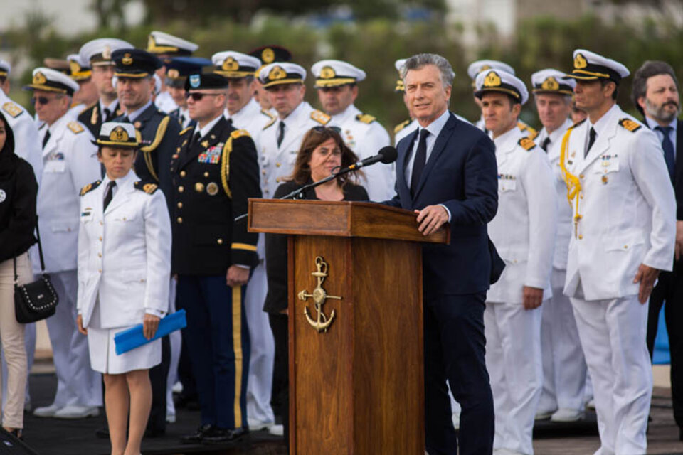 Macri rodeado por los jefes navales, en el acto de esta tarde. (Fuente: Télam)