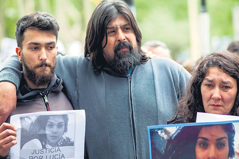 Guillermo Pérez y Marta Montero, padre y madre de lucía con su otro hijo el 15 de octubre de 2016, en la primera de muchas marchas de repudio a este brutal femicidio. (Fuente: EFE)