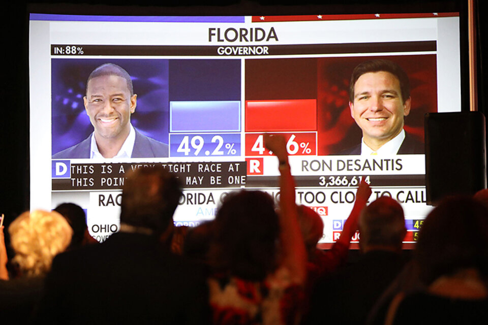 Espectadores siguen los resultados de las elecciones para gobernador de Florida en un club de golf de Naples. (Fuente: AFP)