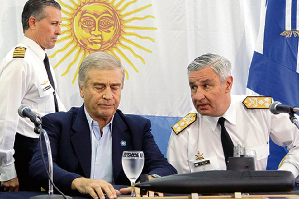 El ministro de Defensa, Oscar Aguad, junto al titular de la Armada, José Luis Villán, y el vocero, Ricardo Balbi.
