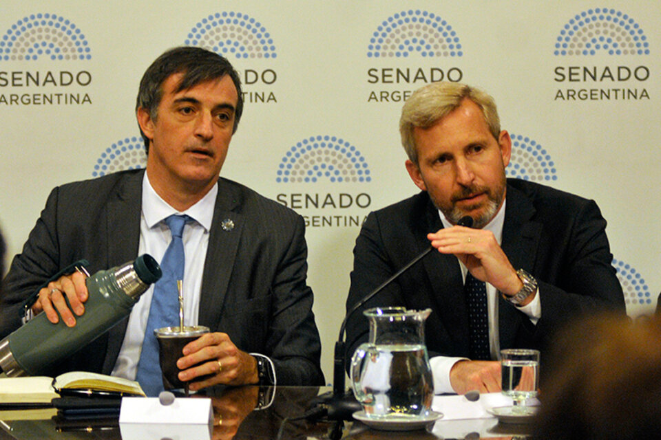 El ministro Rogelio Frigerio, acompañado por el presidente de la Comisión de Presupuesto, Esteban Bullrich. (Fuente: Sandra Cartasso)
