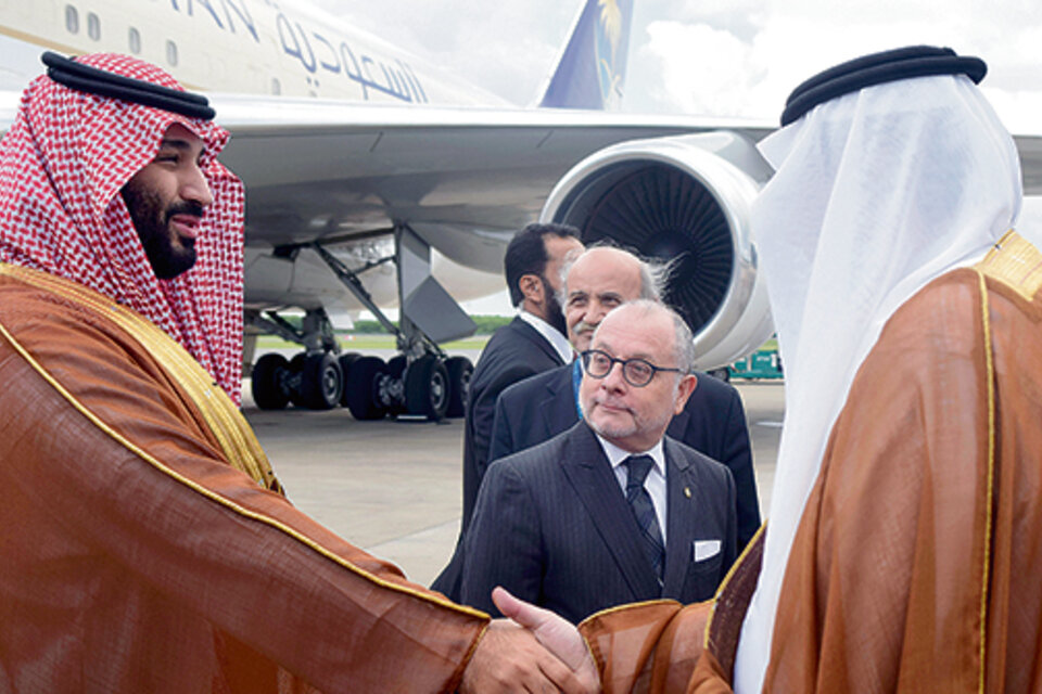 El príncipe Mohammed bin Salman fue recibido en el aeropuerto por el canciller Jorge Faurie.