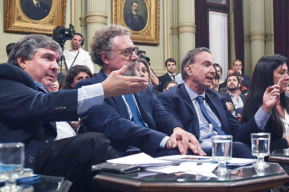 José Mayans y Miguel Angel Pichetto discutieron públicamente durante la sesión de la Comisión de Presupuesto.