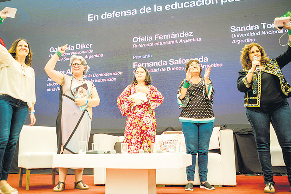 Gabriela Diker, Sandra Torlucci, Ofelia Fernández, Sonia Alesso y la moderadora del debate, Fernanda Saforcada.