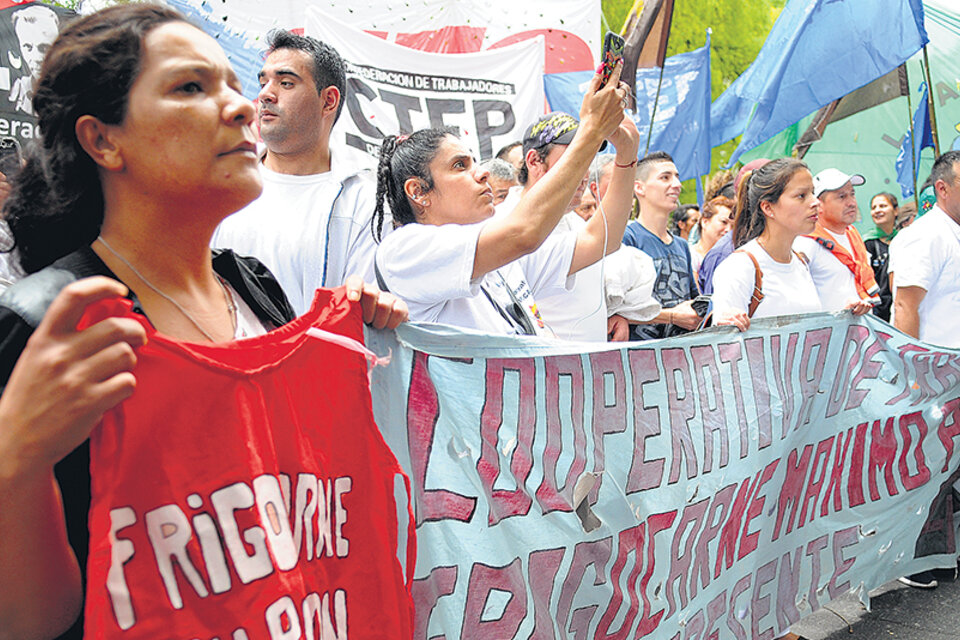 Trabajadores de Frigocarne, que da empleo a 142 personas, tomaron pacíficamente el hall del Inaes. (Fuente: Guadalupe Lombardo)