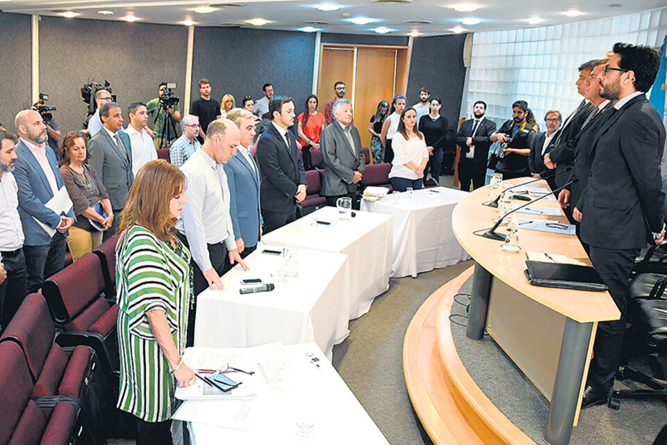 La comisión bicameral del ARA San Juan comenzó la sesión con un minuto de silencio por los marinos fallecidos.