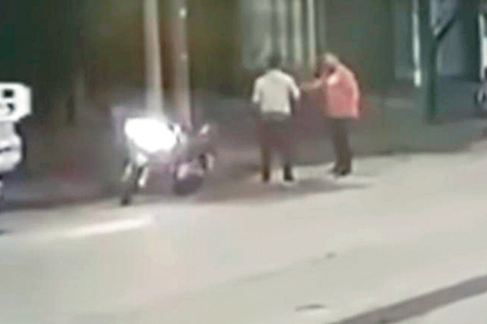 El video de una cámara muestra que el joven nunca se resistió, como alegó el policía.