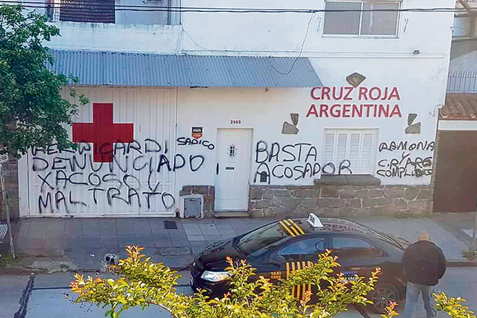 La denuncia fue recordada con graffitis sobre la fachada de la Cruz Roja.