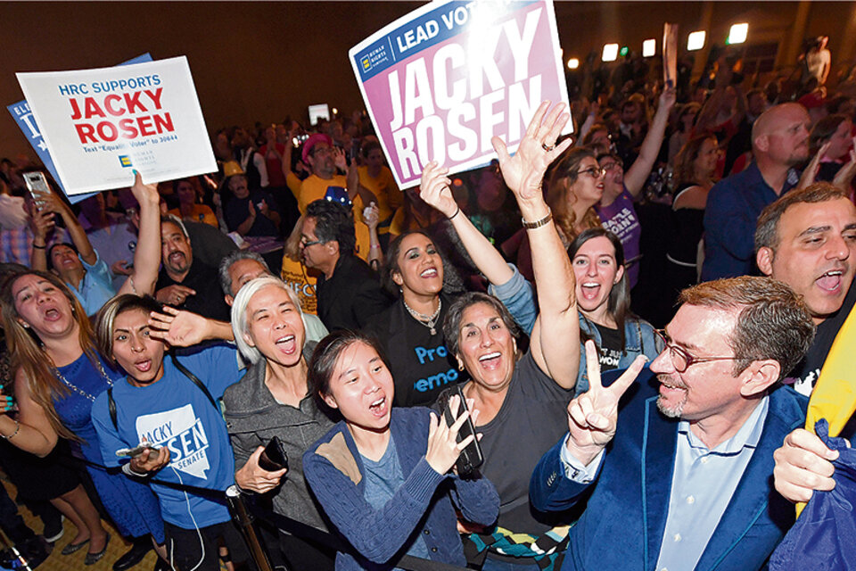 Simpatizantes del Partido Demócrata celebran la elección en Nevada.