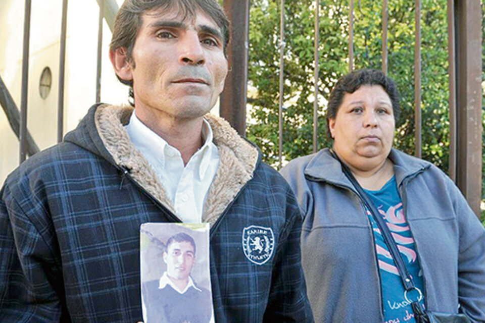 Los padres de Fabián Gorosito, asesinado en Mariano Acosta. (Fuente: Télam)