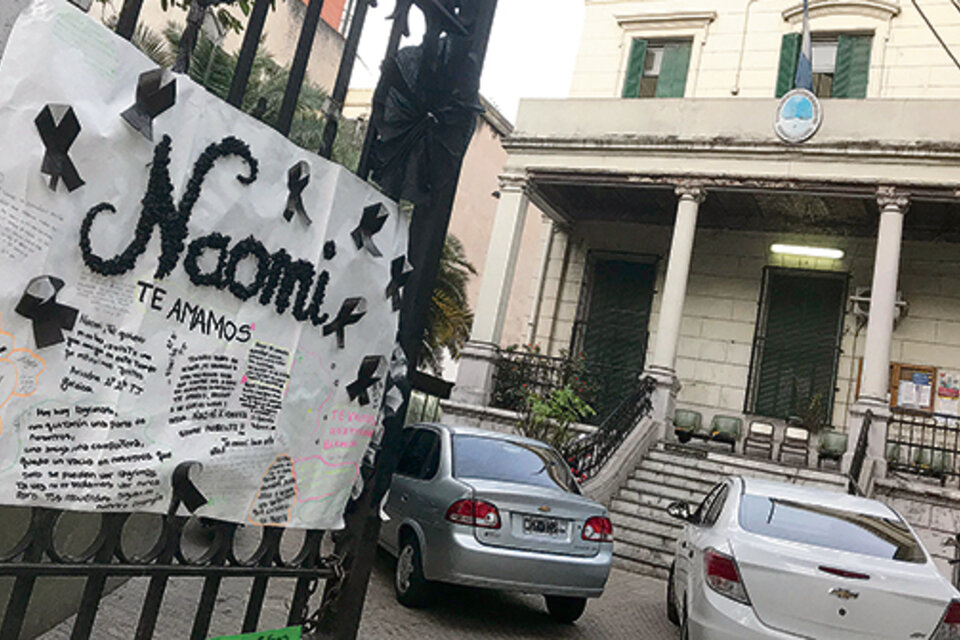 La entrada del Liceo 5, con los carteles de los compañeros y amigos de la chica asesinada.