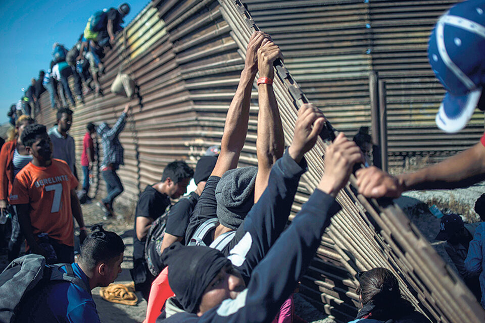 Un grupo de migrantes centroamericanos intentó subir a la valla.