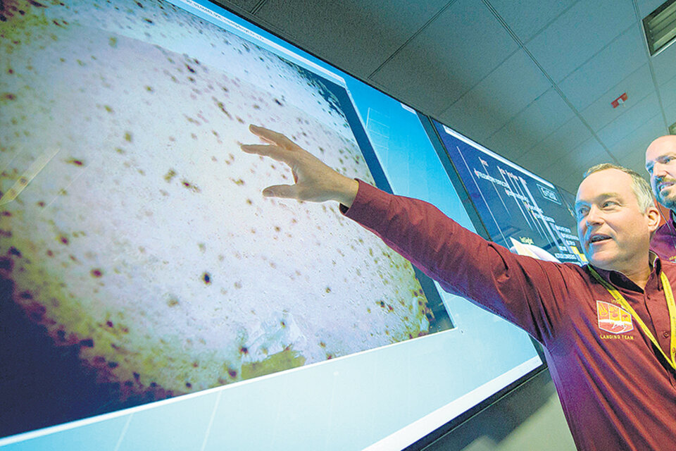 Tom Hoffman, director del proyecto InSight, ante la primera imagen enviada por el módulo robótico al llegar a Marte.