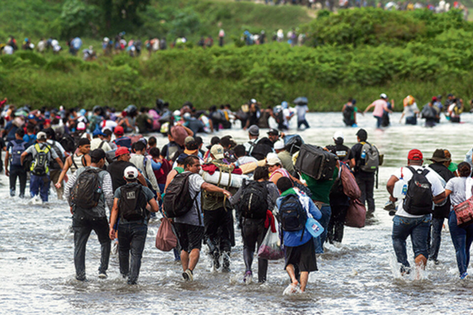 Migrantes salvadoreños cruzan el río Suchiate para ingresar a México desde Guatemala para unirse a la caravana. (Fuente: AFP)