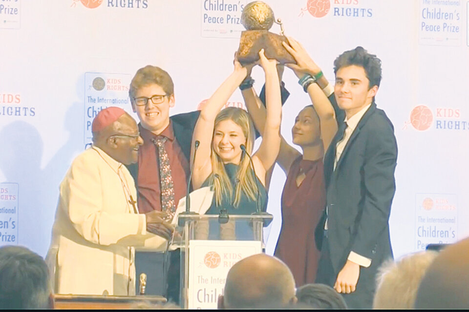 Desmond Tutu entregó el Premio Internacional de la Paz para los Niños a los estudiantes de Parkland.