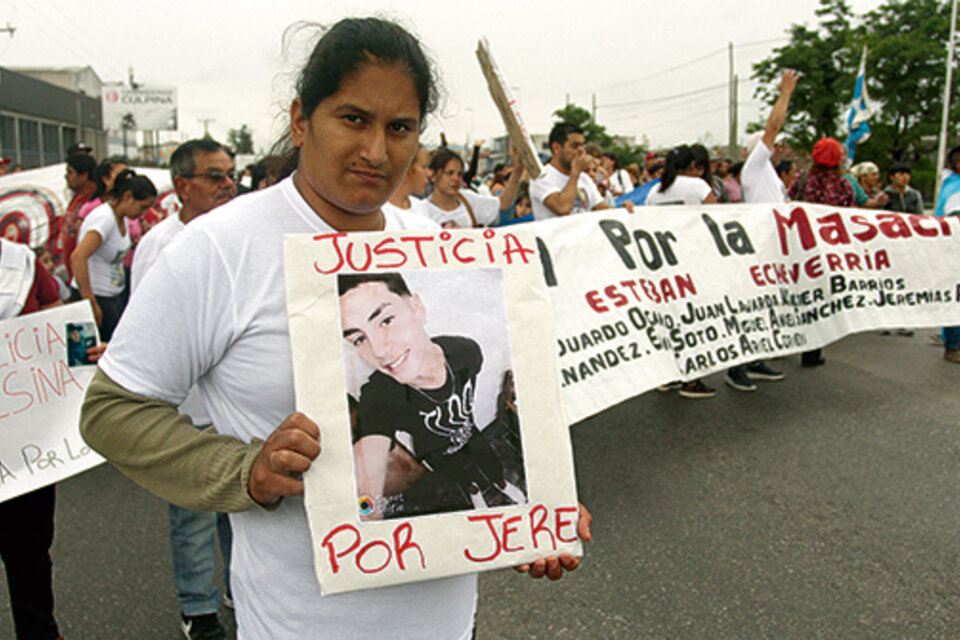 Justicia por Jere Rodríguez se reclama en la pancarta, mientras atrás se despliega la bandera con las 9 víctimas.