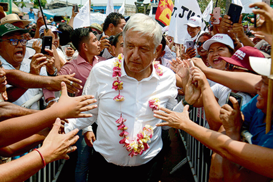 López Obrador se dio un baño de multitudes en San Marcos, estado de Guerrero, durante la campaña presidencial en mayo pasado. (Fuente: AFP)