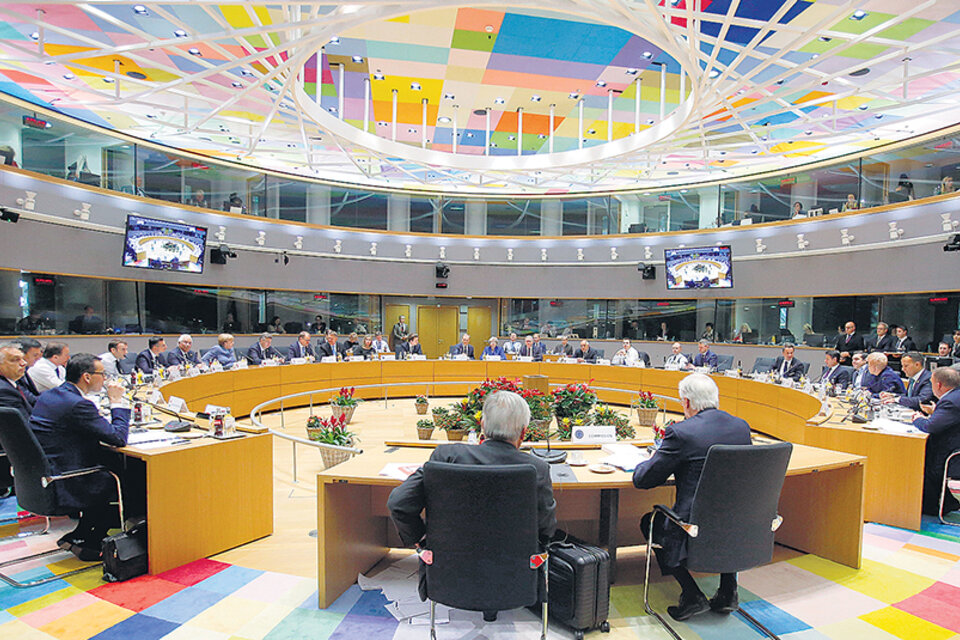May y los 27 líderes del bloque participaron de la cumbre extraordinaria en Bruselas.