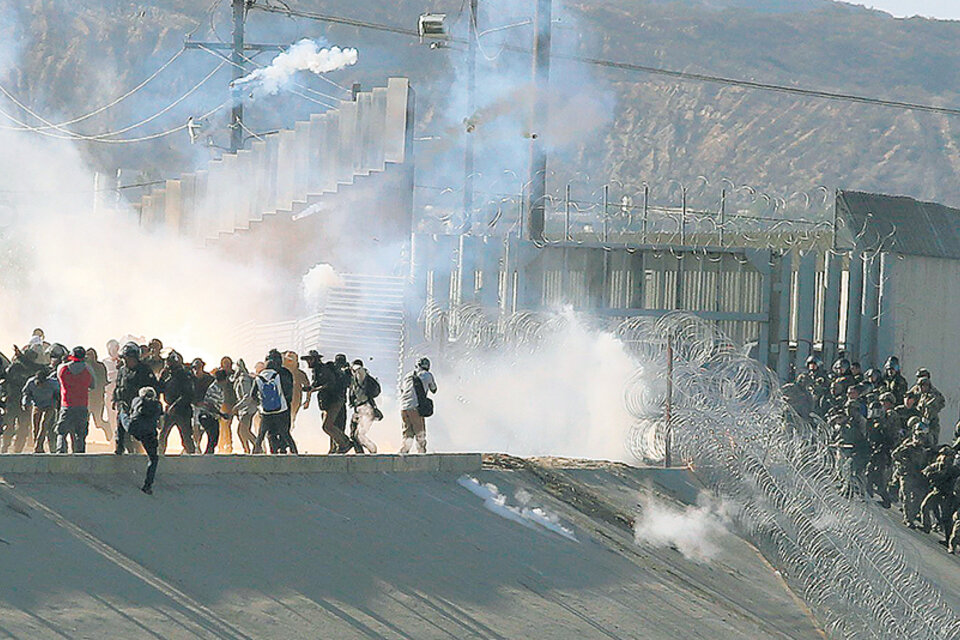 La policía fronteriza utilizó gases lacrimógenos contra un grupo de migrantes en Tijuana.