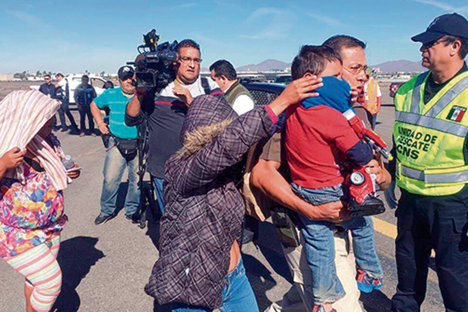 Unos cien migrantes centroamericanos regresan a sus países ante la crítica situación en el albergue de Tijuana.