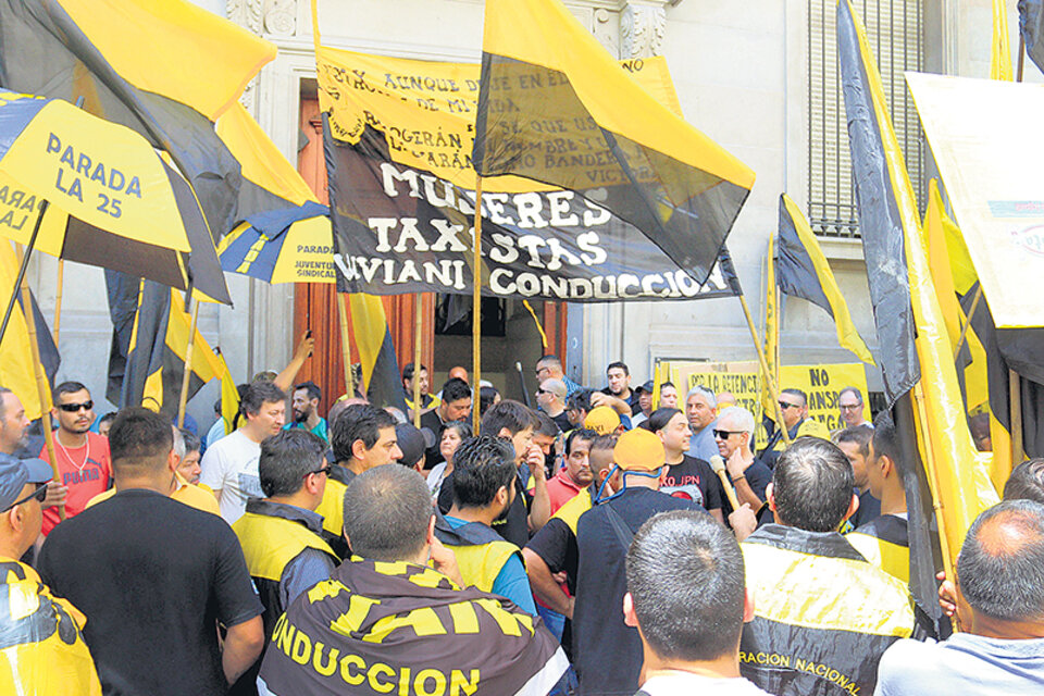 Los taxistas se concentraron alrededor del Palacio legislativo en favor de la ley “antiuber”. (Fuente: NA)