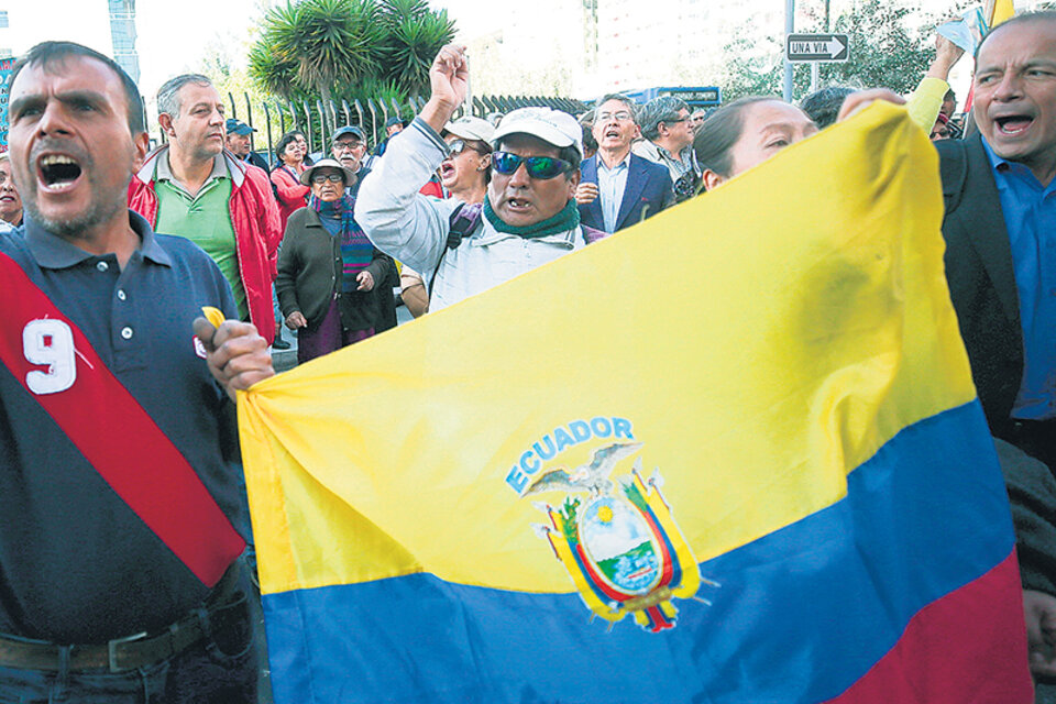 Simpatizantes del ex presidente Rafael Correa y del ex vice Jorge Glas protestan frente a la Corte Nacional por los juicios promovidos contra ambos.