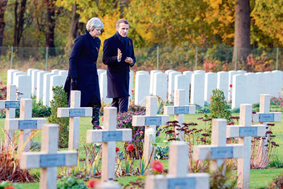 Macron y la británica Theresa May en el cementerio aliado de Thiepval.