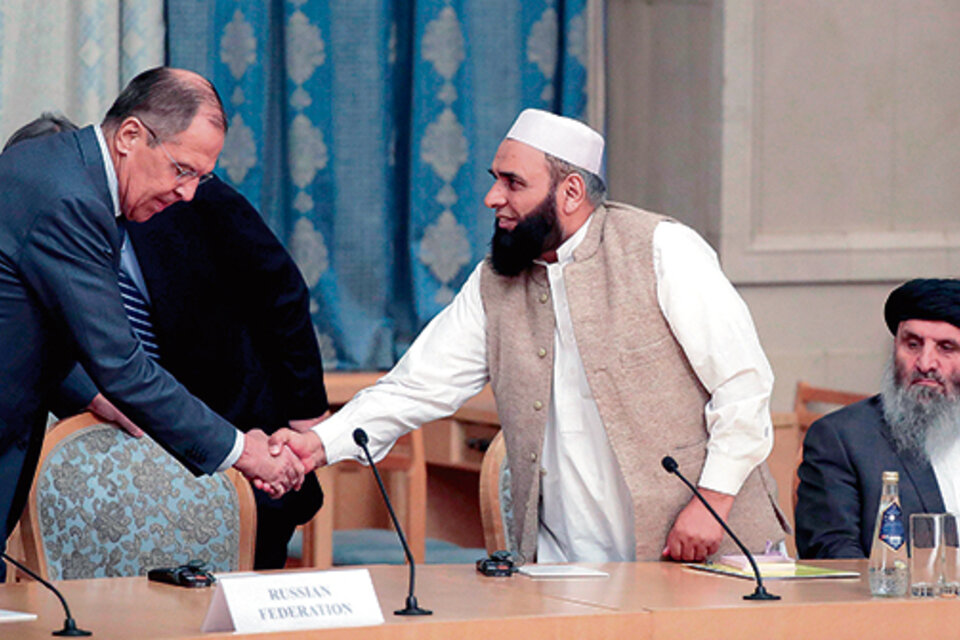 El ministro de Exteriores ruso Lavrov recibiendo a los talibanes en la reunión en Moscú. (Fuente: EFE)