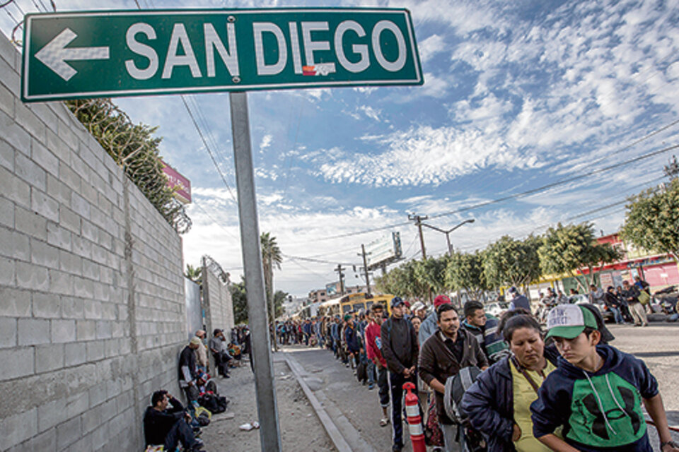 La inmensa cola para pedir formalmente asilo en Estados Unidos, en la ciudad de Tijuana.