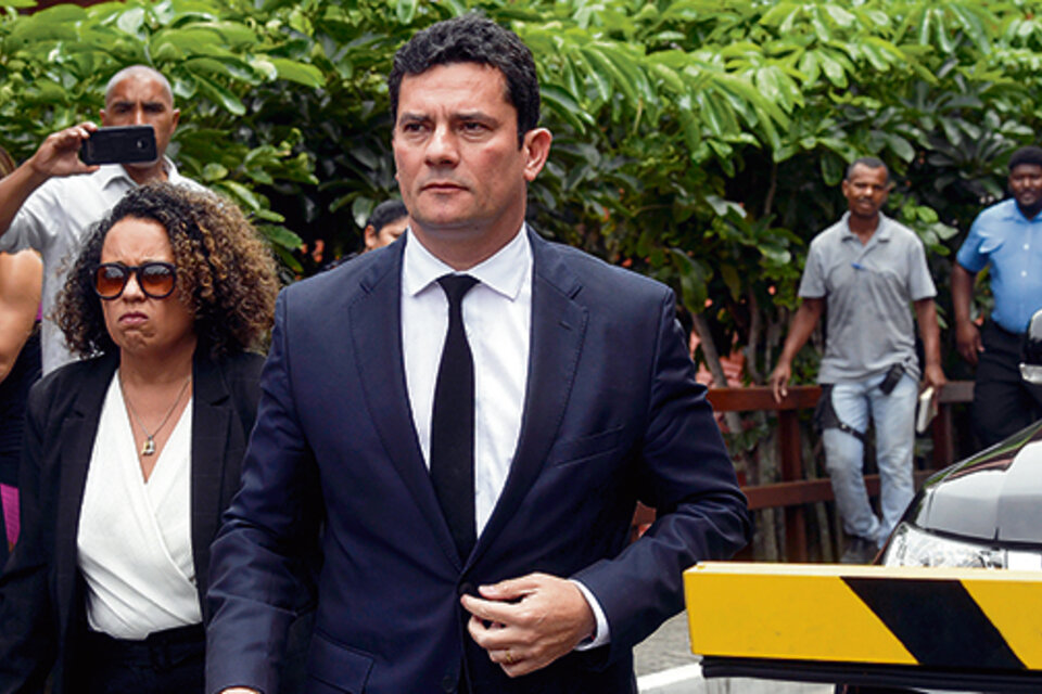 Moro no pudo resistir a las mieles del poder y dio el sí para sumarse al gabinete de Bolsonaro como ministro de Justicia. (Fuente: AFP)