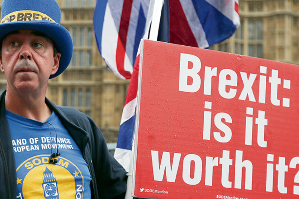 Un activista anti-Brexit protesta frente al Parlamento británico.