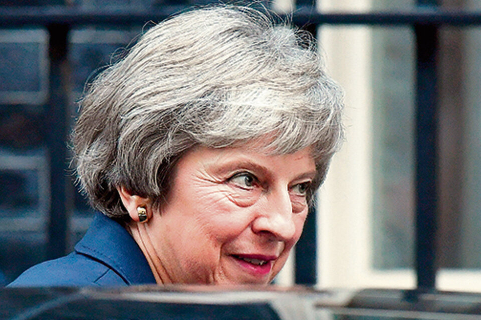 Sin conseguir el respaldo unánime de su gabinete, May abandona 10 Downing Street.