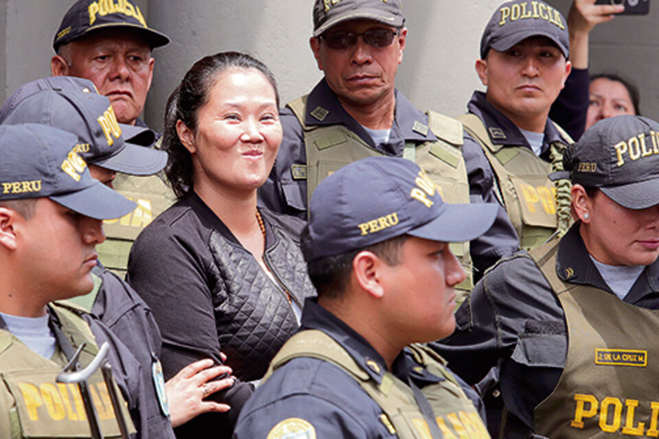 Keiko Fujimori es trasladada a una cárcel por agentes de la policía peruana. (Fuente: EFE)