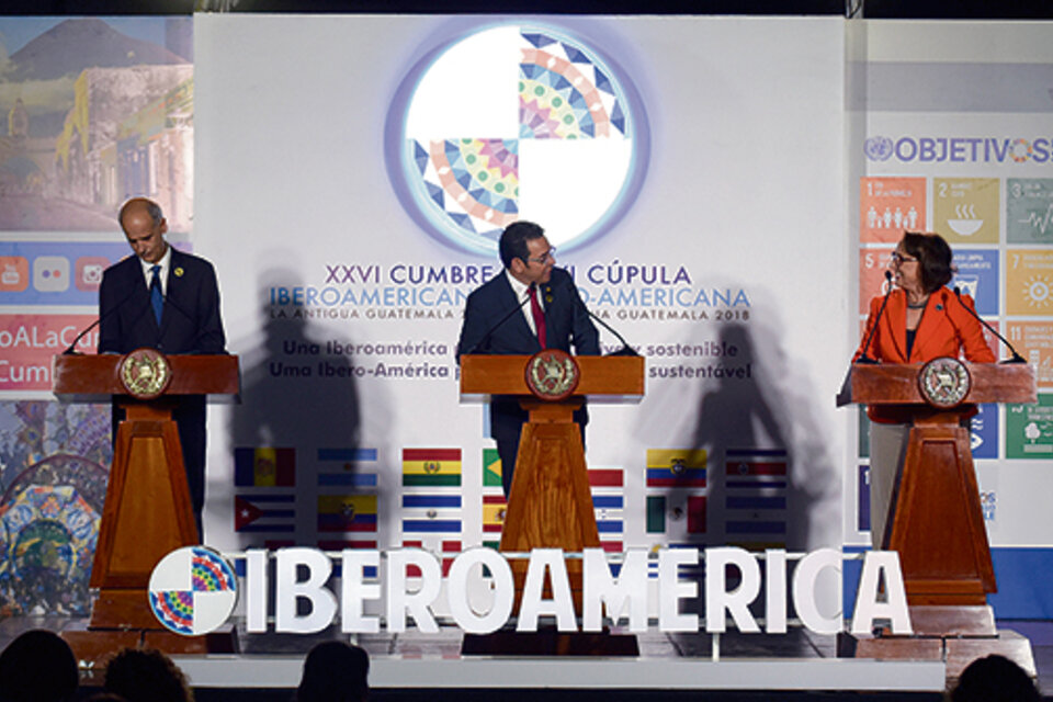 El primer ministro de Andorra, el presidente de Guatemala y la secretaria general de la cumbre. (Fuente: AFP)