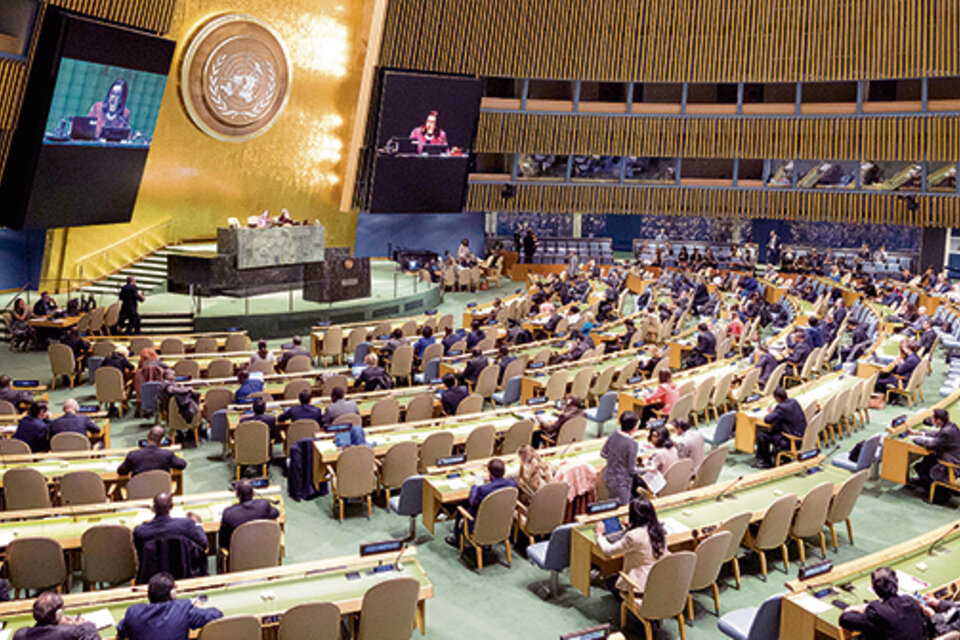 La canciller ecuatoriana, Espinosa, preside la sesión de la ONU que exige el fin del embargo. (Fuente: EFE)