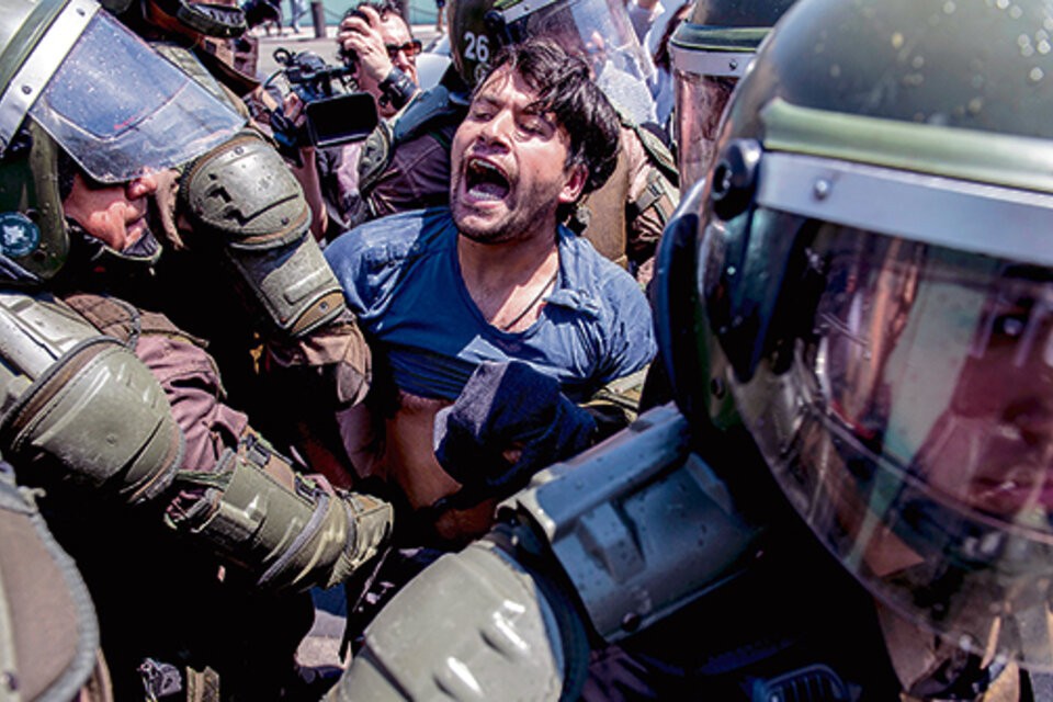 Un mapuche es detenido durante la protesta por la muerte de Catrillanca ayer en Santiago. (Fuente: AFP)