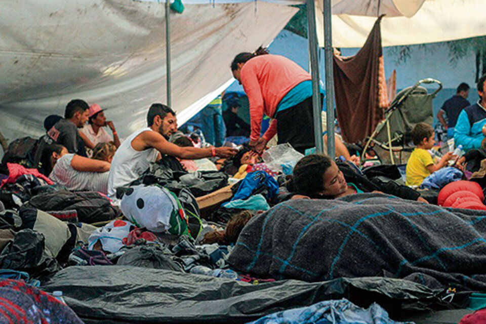 Integrantes de la caravana en el campamento temporal del deportivo Benito Juárez, Tijuana. (Fuente: EFE)